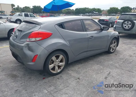 2015 Hyundai Veloster z USA, uszkodzony, nr VIN KMHTC6AD6FU227442